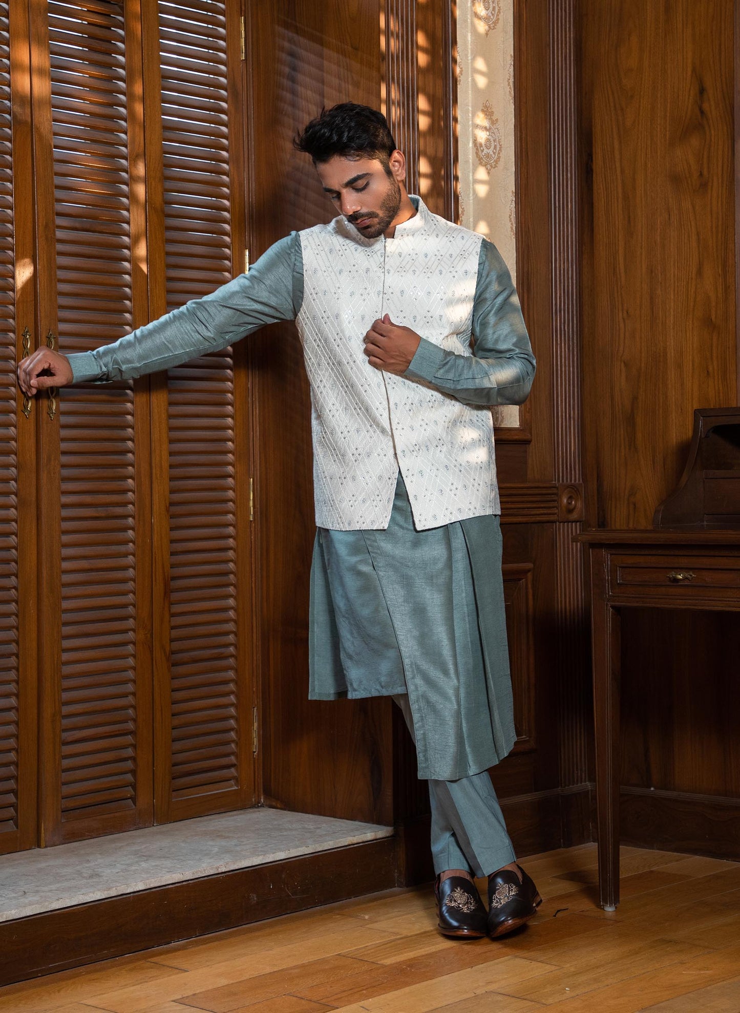 hand-embroidered-bandi-with-asymmetric-kurta-set
